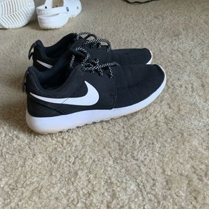 Black and white nike roshe